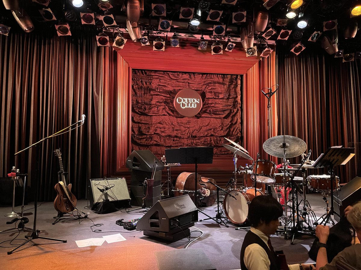 Rozeprog's tweet photo. 一昨日、暖かい日に東京丸の内コットンクラブでここ十年大好きなギタリスト🎸Gilad Hekselmanを観ました。いやあ良かったです。もっと前から観たかった。
#giladhekselman #cottonclub #jazzguitarist https://t.co/UlqVIOSefM