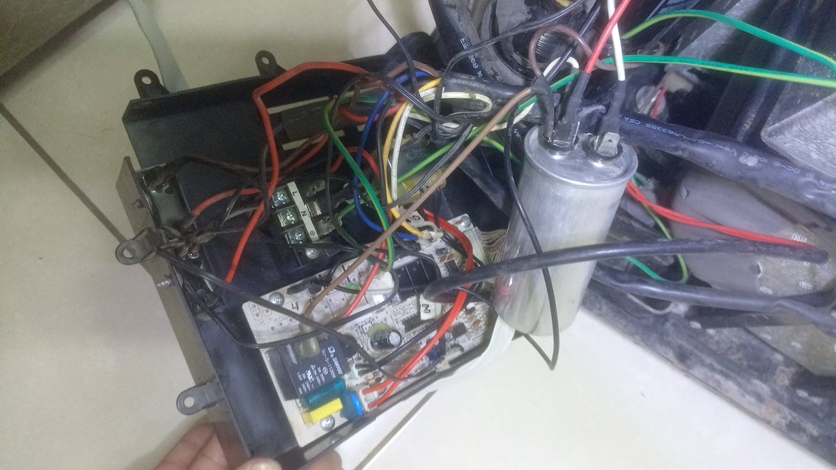 SigProyectos's tweet photo. Reparación y mantenimiento de un aire acondicionado portátil de la marca ALFANO. WhatsApp 947802349. https://t.co/gMt8zuhxzu