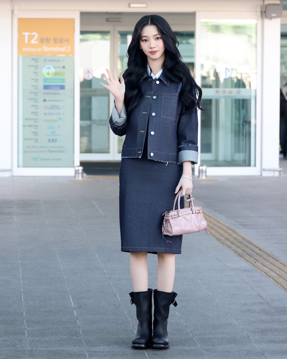 プラダ アンバダサーのカリナが、#プラダ のルックでミラノへ。

プラダ 2026年秋冬ウィメンズファッションショーに出席します。

#PradaFW26 #MiucciaPrada #RafSimons #Karina 
<a href="/aespa_official/">aespa</a>