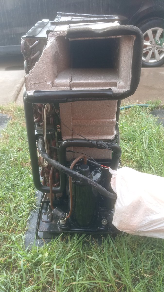SigProyectos's tweet photo. Reparación y mantenimiento de un aire acondicionado portátil de la marca ALFANO. WhatsApp 947802349. https://t.co/gMt8zuhxzu