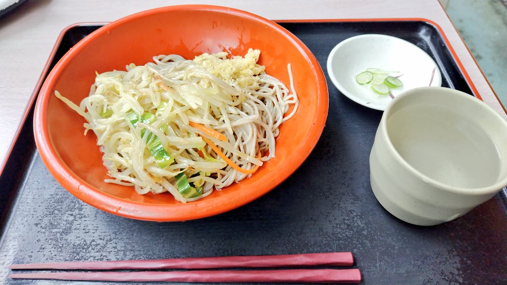 今日は寒いからお昼は温かいかき揚げ天蕎麦にしようと思ったらまさかのかき揚げ天売り切れ!!
慌てて食券買い間違えるし😧
と言う事でお昼は冷やし野菜炒め蕎麦になりました😑