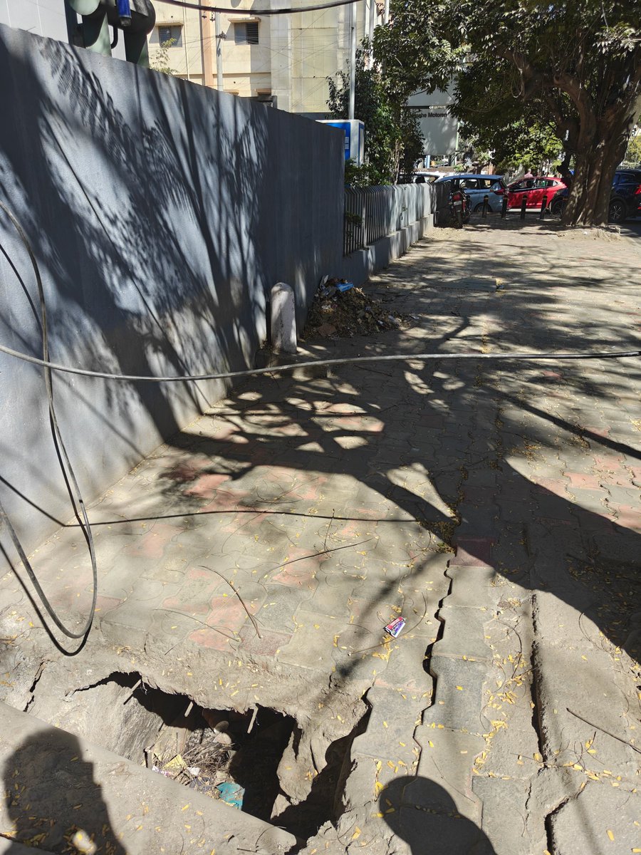 r_pratesh's tweet photo. @EASTCITYCORP Dear @EASTCITYCORP , There has been a significant hole in the footpath directly in front of the BMW service centre for several months. Your attention to this matter would be greatly appreciated.
Exact location: https://t.co/Y9N5h5Vf9V https://t.co/6x77o7YSn6