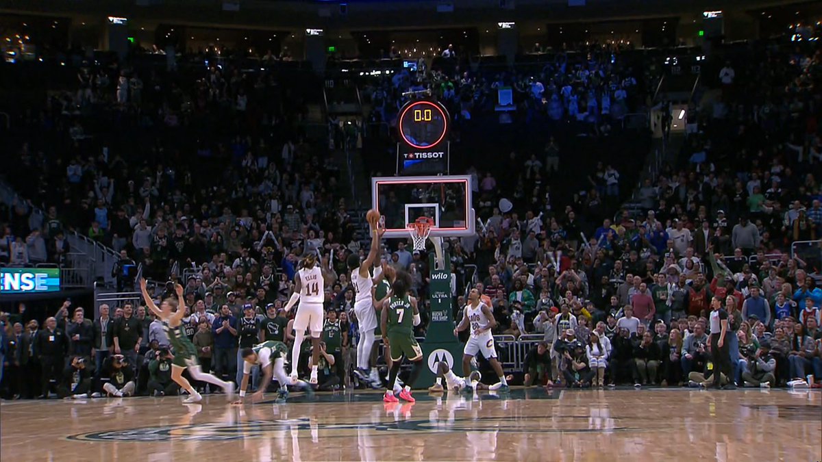 WILD ENDING IN MILWAUKEE 🚨
Kevin Porter Jr. gives the Bucks the lead with 20.2 left, and the buzzer sounds JUST before Jarrett Allen's game-tying attempt.