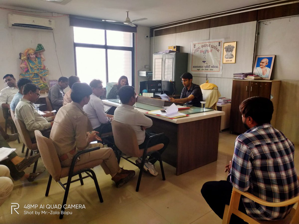 mambotadrural's tweet photo. આજ રોજ મામલતદાર કચેરી બોટાદ(ગ્રામ્ય) ખાતે ખાતે જિલ્લા વિકાસ અધિકારીના અધ્યક્ષસ્થાને યોજાયેલ તાલુકા સ્વાગત કાર્યક્રમમાં અરજદારશ્રીઓને રૂબરૂ સાંભળી,અરજીનો ઝડપી નિકાલ કરવા માટે સંબધિત અધિકારીશ્રીઓને સૂચના આપવામાં આવી. @Collectorbotad @SWAGATOnlineGuj @DDOBOTAD @InfoBotadGoG https://t.co/PL0BktFmSw