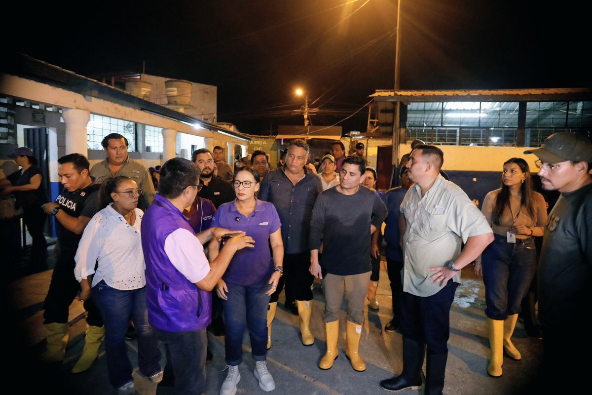 Hoy dejamos a un lado los temas deportivos y fuimos al canton Milagro a poner el hombro junto a la ministra <a href="/zaidarovira/">Zaida Rovira</a> , el gobernador del Guayas <a href="/josearevaloec/">José Arévalo</a> y el asambleísta <a href="/FA_Cevallos/">Francisco A Cevallos</a> 

El gobierno del presidente <a href="/DanielNoboaOk/">Daniel Noboa Azin</a> jamás los va abandonar y estamos aquí en