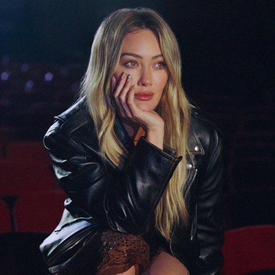 TSUpdating's tweet photo. 🚨| Hilary Duff reveals that Taylor Swift is the one that altered her perception of what a live show should be!

“Taylor Swift. She’s the one who leveled up the game for me for live shows. The Eras Tour was so sick.” https://t.co/rKhDvAtkC4