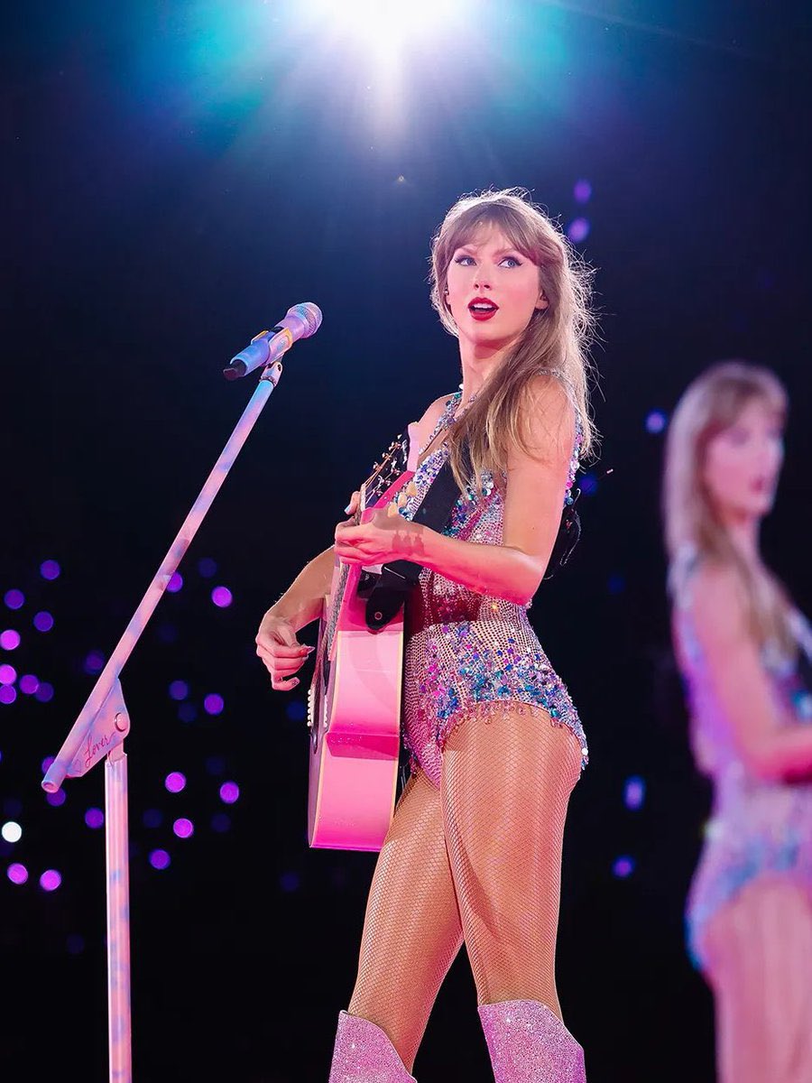 TSUpdating's tweet photo. 🚨| Hilary Duff reveals that Taylor Swift is the one that altered her perception of what a live show should be!

“Taylor Swift. She’s the one who leveled up the game for me for live shows. The Eras Tour was so sick.” https://t.co/rKhDvAtkC4