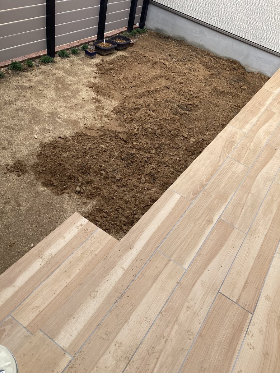 HolicTutu's tweet photo. 我が家のデッキ前　水捌けが最悪なので軽く天地返ししつつ　堆肥や腐葉土を混ぜ混ぜしていく
ただ　肩が爆発しそう😭 https://t.co/XhFDuqVXVI