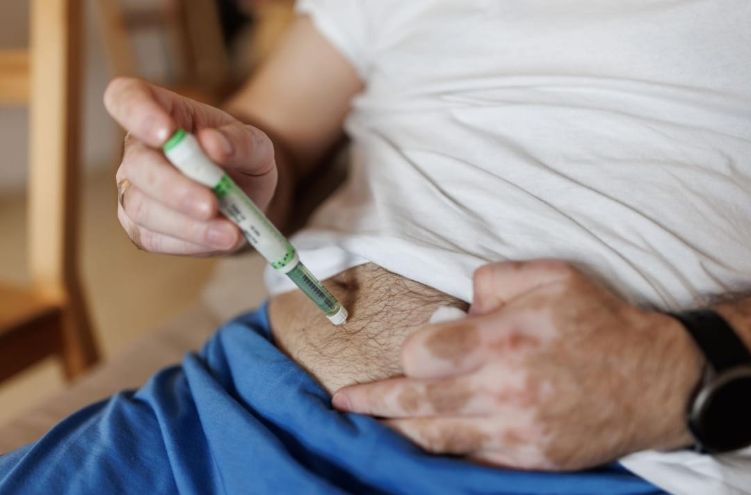 EL ESTADO PUEDE PAGAR POR TU ENFERMEDAD.
PERO NO PUEDE EVITARLA.

Atiendo a dos pacientes,
Misma edad.
Misma cobertura.
Mismo acceso al hospital.
Mismo diagnóstico: prediabetes.

Uno entiende que su cuerpo no negocia.
Empieza a dormir mejor.
Reduce ultraprocesados.
Camina todos