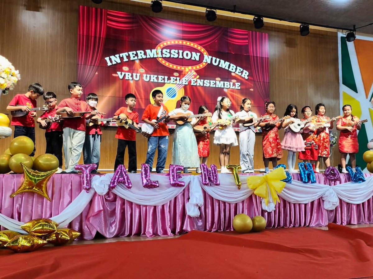 BFITSThailand's tweet image. Who says the term’s already over? 🌟 Our bright young learners are still shining through the Talent Show &amp;amp; Handwriting Contest — with the VRU BFITS Program &amp;amp; our partner school’s Thai staff supporting every step 🧡

#VRU #BFITSProgram #ShineWithBFITS #JoinVRU #TeachInThailand 🇹🇭