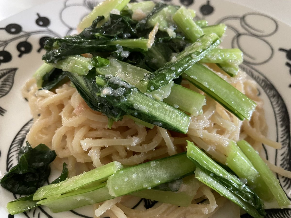 カラヒグ麺茹でて、たらこソース(ほぐしたたらこ、オイル、塩漬けしておいたレモンの皮)であえただけ。
ボウルに残ったソースも、別に炒めた小松菜でしっかり回収✨
カラヒグ麺とたらこ、相性良すぎる。