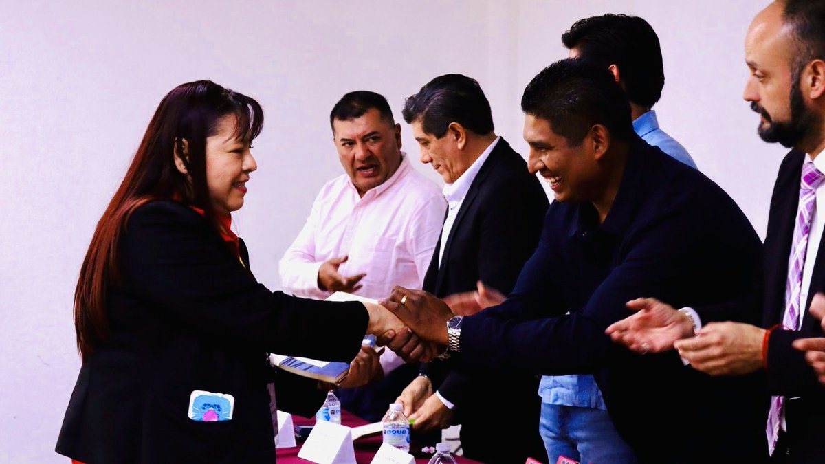🤝🎖️ Un gobierno eficiente se construye con funcionarios preparados.

Reconocimos a quienes concluyeron su certificación, impartida por la Escuela de Administración Pública de la Ciudad de México, fortaleciendo la atención que brindan a nuestra gente.
#TierraDeGuardianes 🌿