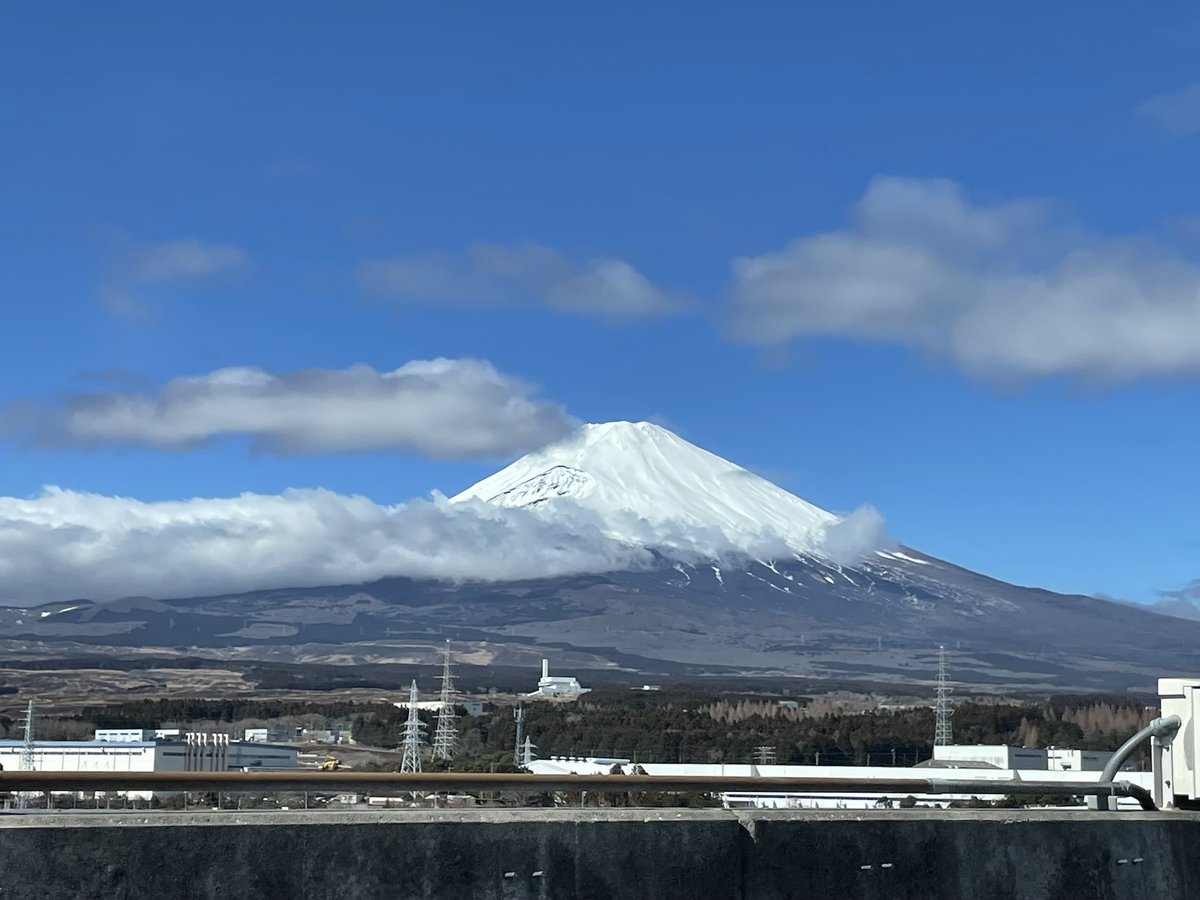 eizo_pro's tweet photo. おはようございます☀️
今年初の富士山です！

明日は逗子で撮影があります！
頑張ります💪

#EIZOPRO
#企業公式つぶやき部 
#富士山 https://t.co/QFYStvoMVT