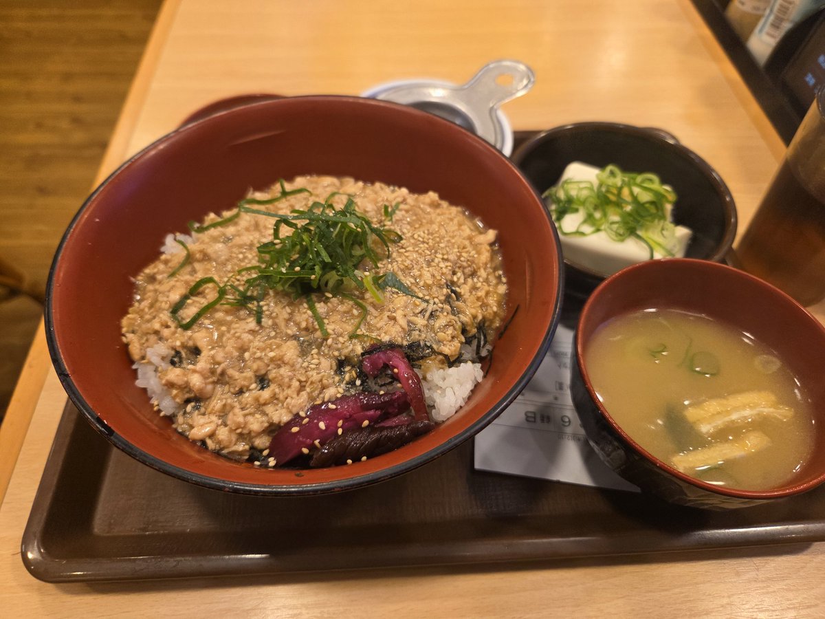 減量は継続中ですが
たまに外食でドーンと食べたい日もあるので
そういうときは
この旨だしとりそぼろ丼の特盛食べてます

P: 58
F: 28
C: 175

おすすめ。
バルクアップシーズンに食べてもいいな