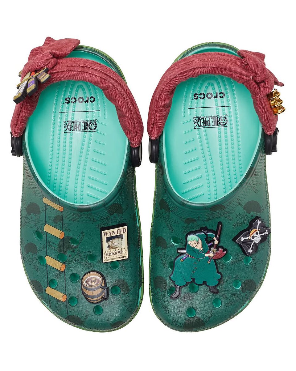 เอ็นดูสิ่งนี้มากกก crocs เวอร์ชั่นวันพีซ เห็นคอแลบมาเรื่อยๆ แต่อันนี้ชอบดีเทลผ้าคาดลูฟี่ ลายเรือซันนี่ ของเป้อมีกระเป๋าสะพายด้วยย 🤲🏼 แล้วของโซโลมีทั้งผ้าคาดเอวทั้งดาบ มาเต็มมาก น่ารักทุกคนเลยอะ