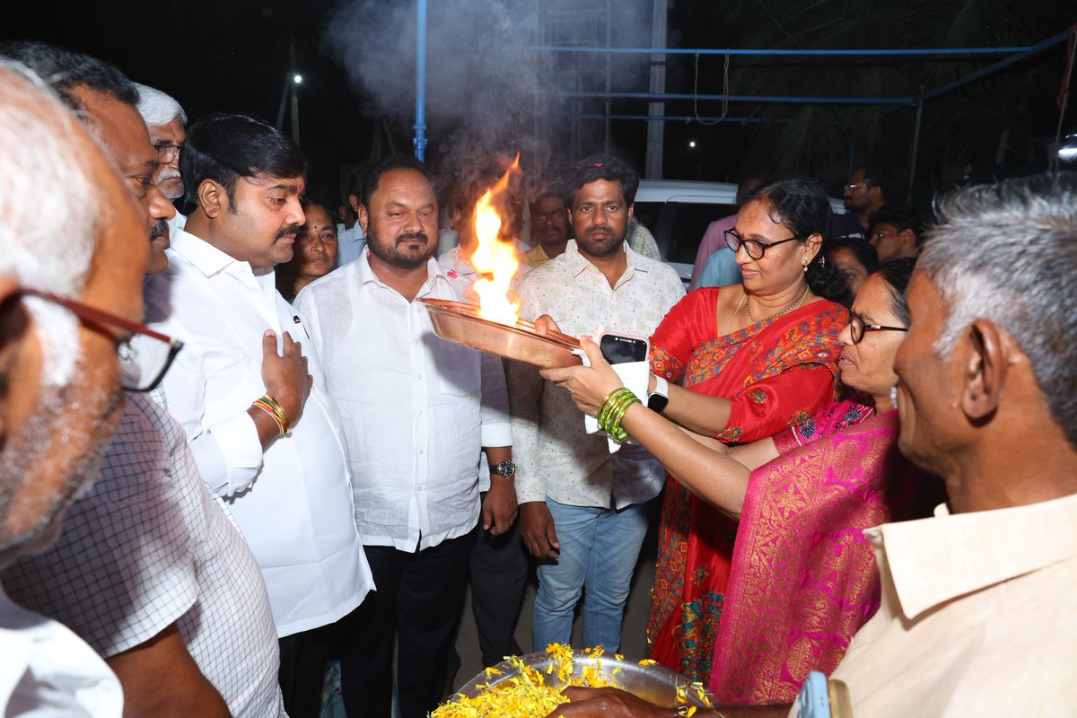 ప్రజల వద్దకు ప్రవీణ్ : 100 రోజులు - 100 గ్రామాల పర్యటన కార్యక్రమంలో భాగంగా పెదకూరపాడు మండలం బలుసుపాడు గ్రామంలో పర్యటించిన పెదకూరపాడు ఎమ్మెల్యే భాష్యం ప్రవీణ్.

నాయకులు, కార్యకర్తల ఇళ్లకు వెళ్లి వారి కుటుంబాలతో ఆప్యాయంగా మాట్లాడిన ఎమ్మెల్యే.

నాయకులకు కార్యకర్తలకు ఎలాంటి సమస్య
