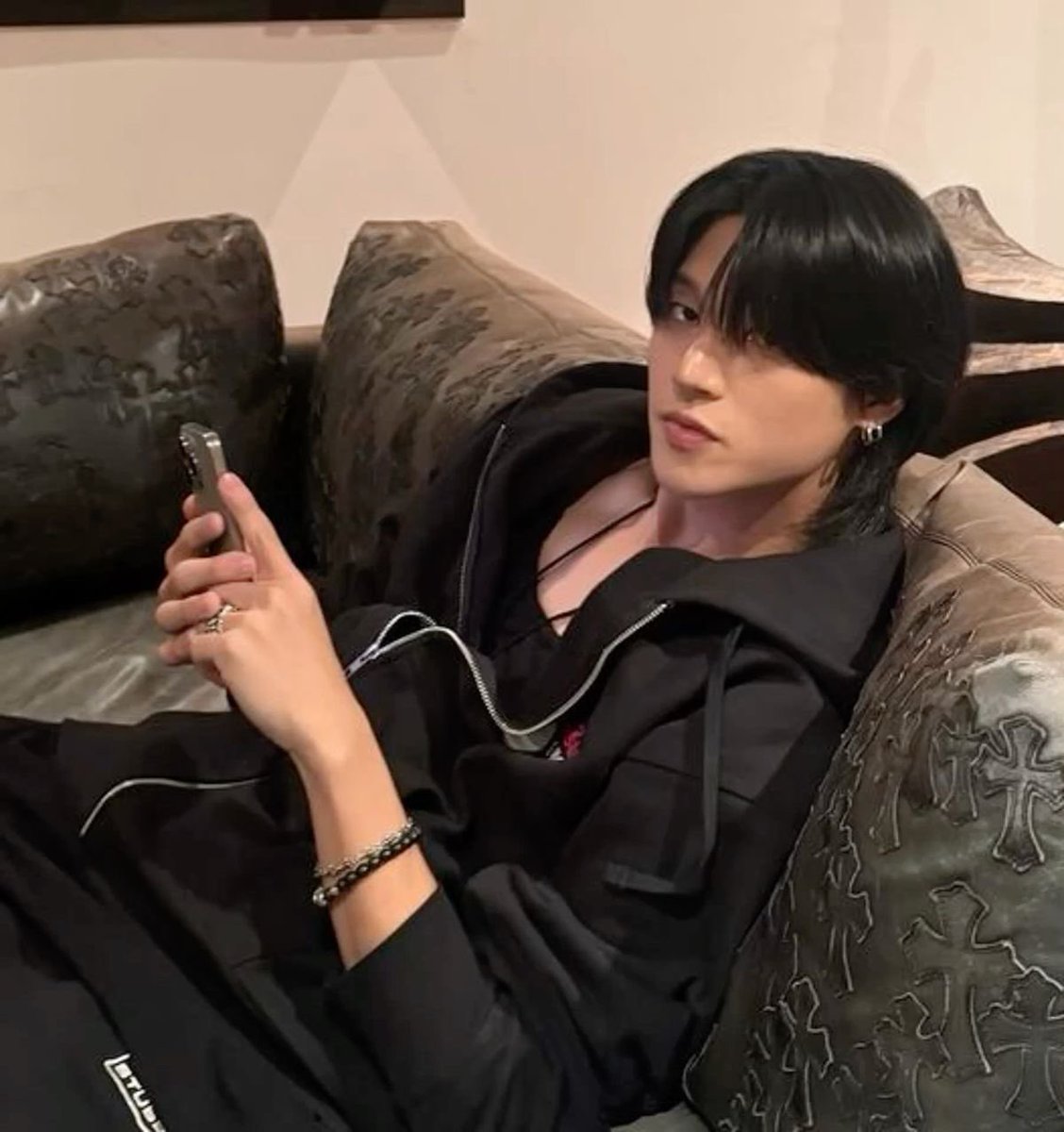 sklboykiu's tweet photo. he dont know what the fuck is going on yeo Hi chat it’s Kiukiu 😊 back from work whoever invented employment better not come across me in a bus driver’s seat because i will **** **** like fr i miss u all my friends i heart u guys kiu Will survive i promise #Qfacts https://t.co/9UErj0O8cV