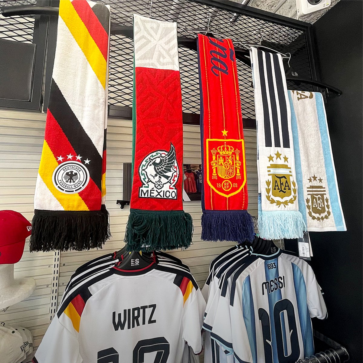 ES_FOOTBALL's tweet image. ⚽️チームカラーでオシャレ✨⚽️
世界大会イヤーはファングッズも続々登場😁EURO SPORTSイチオシは #ニットマフラー 🧣
ユニフォームと一緒にオフィシャルグッズを身にまとって6月に向けて気分を上げていきましょう🙌

ナショナルチーム オフィシャルグッズはこちら⬇️
euro-sports.jp/collections/na…

#Scarf