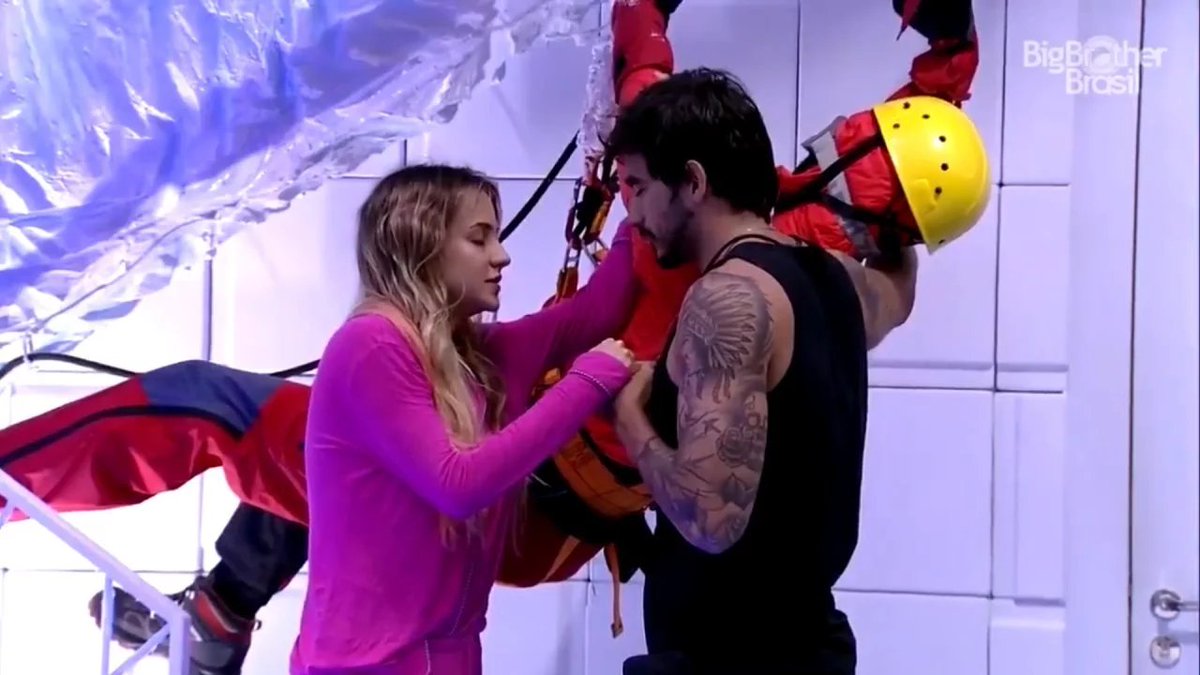 e quem reza segurando um boneco tem o quê?