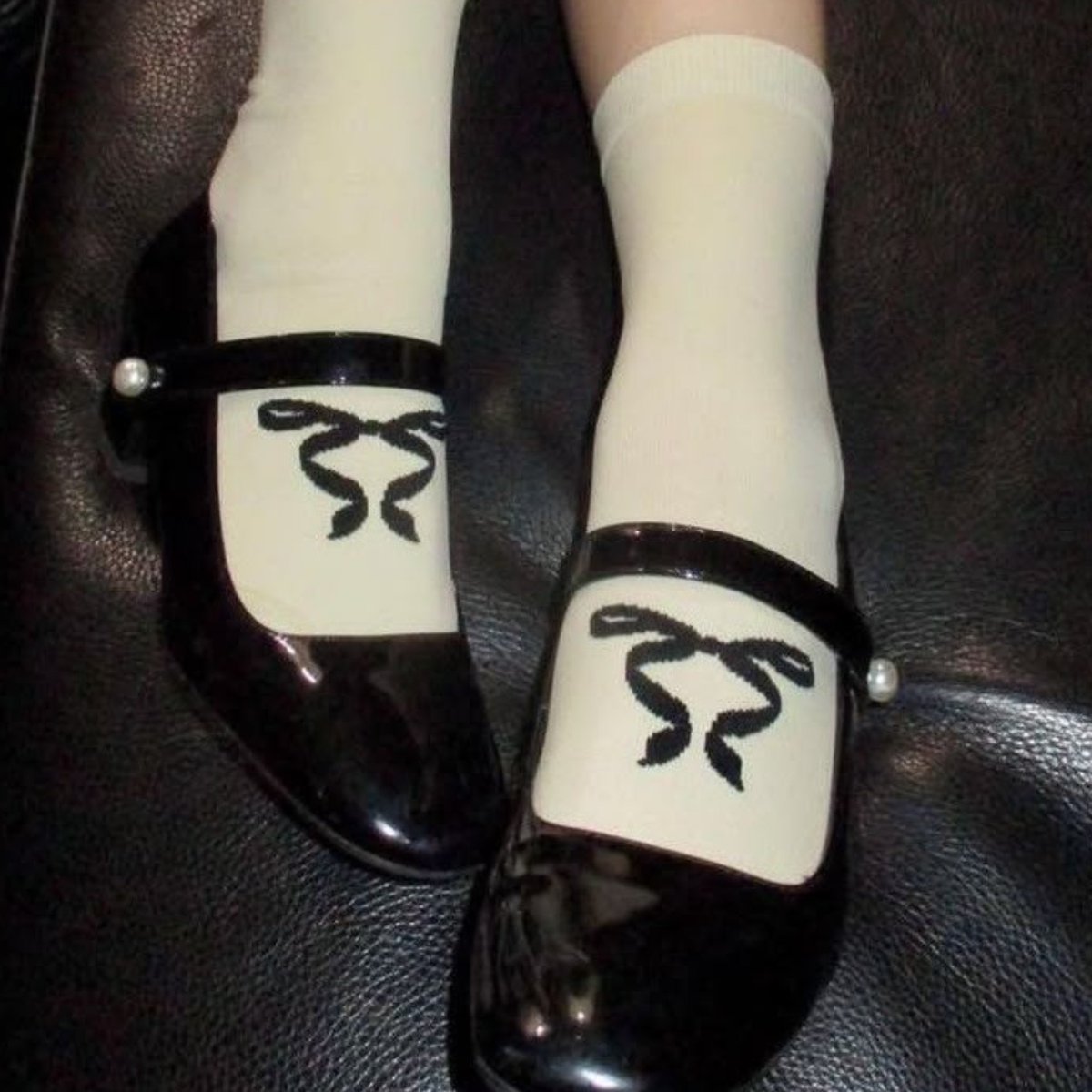 ( 𑣿. é: ) 𝗶𝗶. Poise softens into a sly curvature of posture. 𝓐 half turned glance trades austerity for impish warmth, the frame yielding a fleeting lilt where discipline thins and allure slips through unannounced. 𝅄 ֹ  𑁤