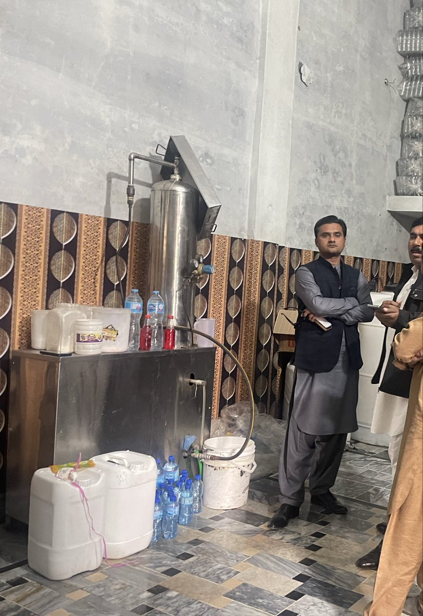 PfaMandi's tweet photo. ڈپٹی ڈائریکٹر آپریشنز پنجاب فوڈ اتھارٹی منڈی بہاؤالدین کی ذیر نگرانی آپریشنل ٹیم کی بڑی کاروائی ، غیر معیاری مشروبات بنانے والےیونٹ پر کاروباری بندش عائد کی گئی جبکہ تیارشدہ ذخیرہ فوراًتحویل میں لیا گیا۔ https://t.co/fS08iXiJwj