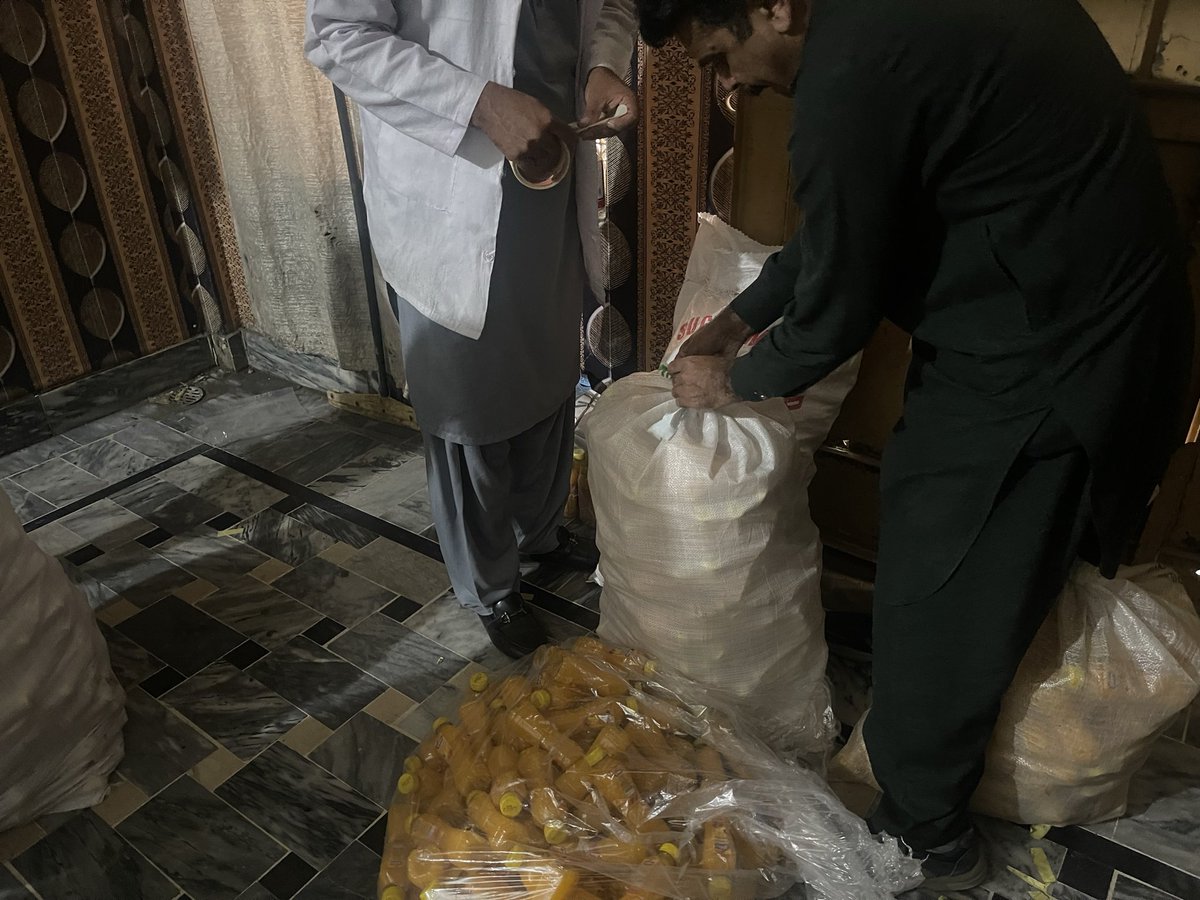 PfaMandi's tweet photo. ڈپٹی ڈائریکٹر آپریشنز پنجاب فوڈ اتھارٹی منڈی بہاؤالدین کی ذیر نگرانی آپریشنل ٹیم کی بڑی کاروائی ، غیر معیاری مشروبات بنانے والےیونٹ پر کاروباری بندش عائد کی گئی جبکہ تیارشدہ ذخیرہ فوراًتحویل میں لیا گیا۔ https://t.co/fS08iXiJwj