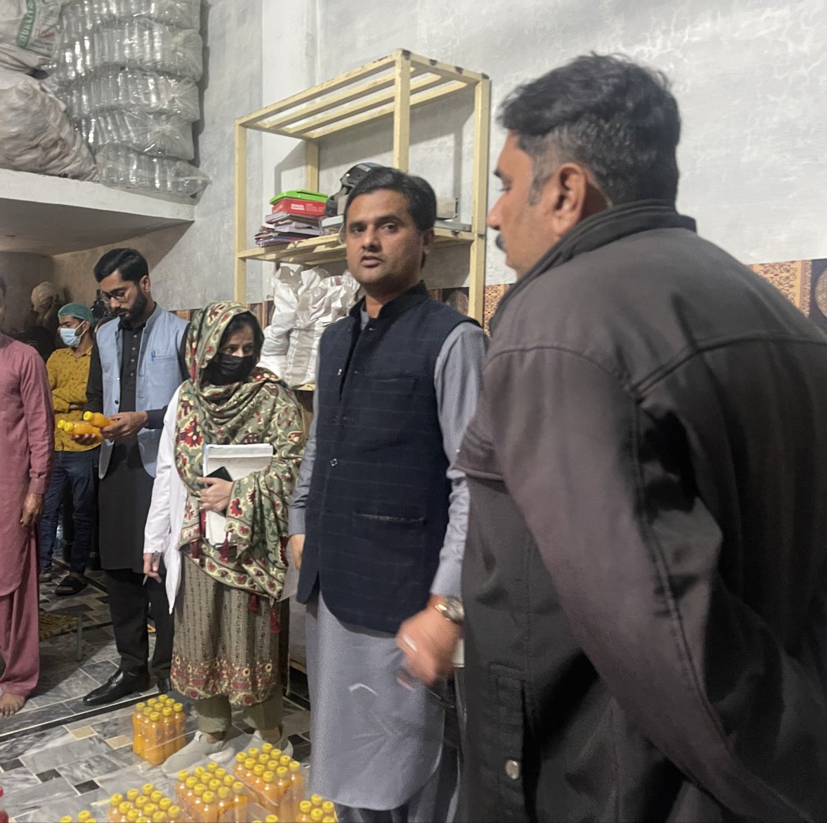 PfaMandi's tweet photo. ڈپٹی ڈائریکٹر آپریشنز پنجاب فوڈ اتھارٹی منڈی بہاؤالدین کی ذیر نگرانی آپریشنل ٹیم کی بڑی کاروائی ، غیر معیاری مشروبات بنانے والےیونٹ پر کاروباری بندش عائد کی گئی جبکہ تیارشدہ ذخیرہ فوراًتحویل میں لیا گیا۔ https://t.co/fS08iXiJwj