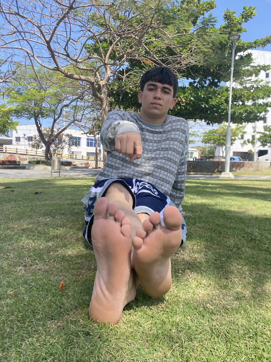 I control your mind with my huge soft feet😵‍💫you must do your job by putting your money under them😂💸

#Findom #paypig #cashmaster #drainge #malefeet #ATM