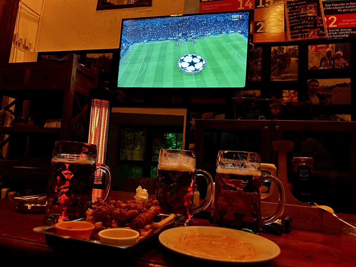 Ben basit bir adamım
Bira içerim ve maç izlerim