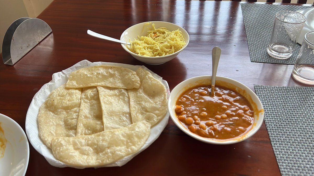 rohan_nate's tweet photo. In Kerala, why every hotel is serving Chhole Bharure for breakfast?
#keralam https://t.co/WvdSDU3Hvd