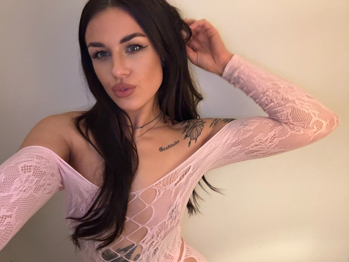 Rosie Flower tweet media