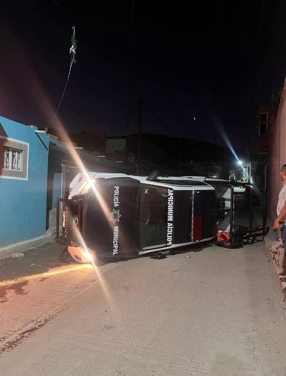 SintesisSLP's tweet photo. Una patrulla municipal de Zaragoza volcó la noche de este miércoles en la cabecera municipal, con saldo de tres policías lesionados. La unidad siniestrada es de las que recientemente se entregaron a los Ayuntamientos para que brinden servicio a la ciudadanía. #SLP https://t.co/IjGWW3vUdm