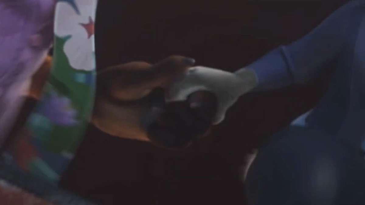lavendiaa's tweet photo. THE WAY HE HOLDS HER HAND SO DELICATELY!!!!! https://t.co/JwU7gpbsh4