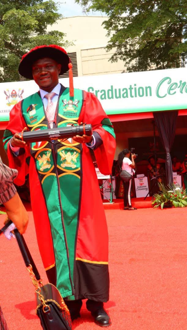 ZAMBOGO_MOK's tweet image. Tuyozaayoza nnyo Omulangira Ronald Mulondo olwokukoonola diguli eyookusatu eyookusatu (PhD). Lino ttaffaali ddene eri Olulyo Olulangira, Essaza Bulemeezi  n'Obwakabaka okutwaliza awamu. Twesunga nnyo okugabana ku bukugu bwo. Yogaayoga #Oweek. Dr. Ronald Mulondo