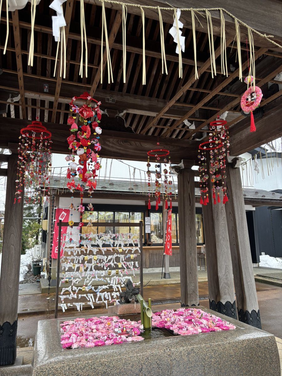 ArkReiko's tweet photo. 金峯神社⛩️花手水に釣雛飾りも増えました☺️ https://t.co/8SSjtvEjUG