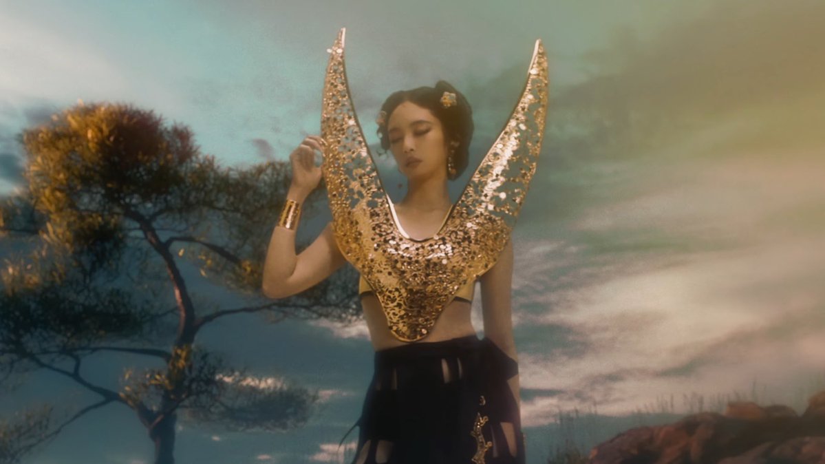 มรดกทางวัฒนธรรมที่พิพิธภัณฑ์แห่งชาติเกาหลี 8 ชิ้น ที่ BLACKPINK จะมาเป็นไกด์เสียงบรรยาย มี Gold Wing-shaped Crown Ornament ในเพลง ZEN ของเจนนี่ด้วย