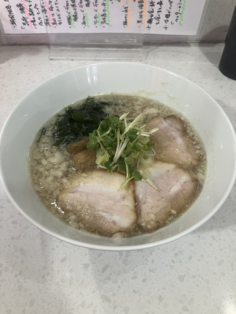 2019Mars's tweet photo. 横浜市神奈川区反町 #星印 #昆布椎茸３種の煮干し背脂塩らぁ麺 1,400円 ここで同じ限定を３回食べるのは初めて😊️この前は最初に昆布を強く感じたのですが今日は煮干しがガツンと来ました😲️苦味エグ味も強め🤔️三段バラ肉チャーシュー極太メンマワカメ長ネギかいわれ🐷️多加水縮れ太麺🍜️嗚呼麺 https://t.co/hNsR06HDgc