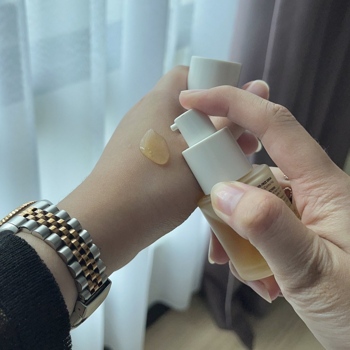 Dah lama cari solution untuk rambut kembang &amp; susah nak control 😩

Finally jumpa yang betul-betul jadi, anti frizz serum ni memang my go-to. Rambut nampak lebih smooth, less frizz. Kena pakai konsisten so nampak beza ✨