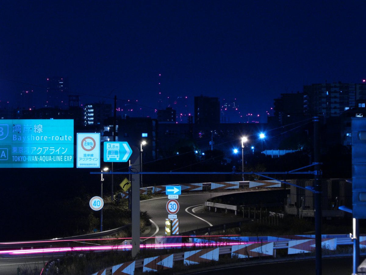 でもあんま17Pro画素の恩恵を夜景写真で感じないんだよな コンデジの