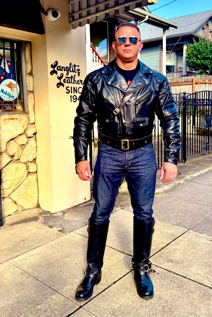 Intense Muscle God tweet media