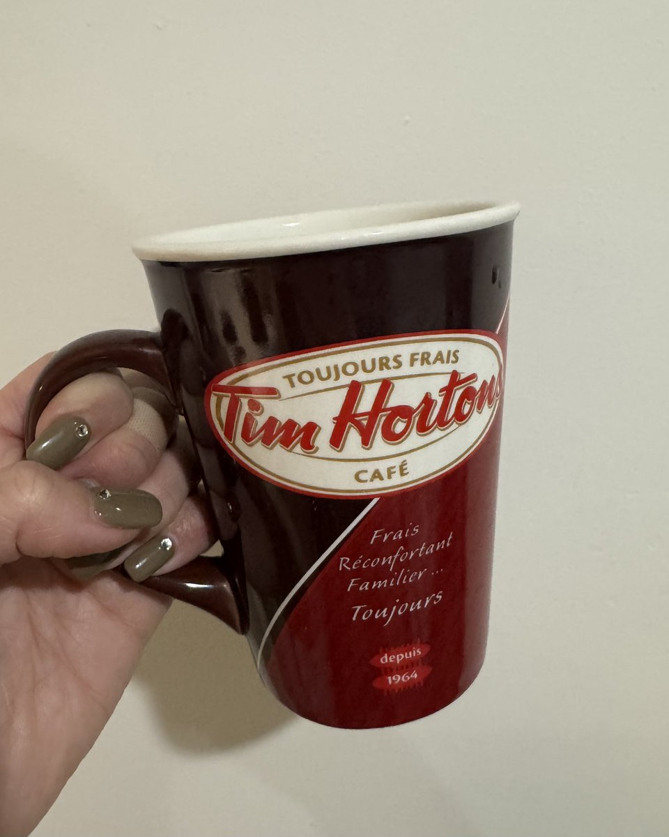 vanfunclub's tweet photo. バンクーバーにいるなら、帰国前にTim Hortonsのグッズ何か欲しい!けど欲しいものがない!とずっと思っていて、思い出しては静かにウジウジしてたのですが、やっとビビッときたものに出会えて買いました。
若干クラシックな雰囲気が漂うデザイン。
#vanfuncafe #vanfundays https://t.co/KB6Gz54CR6