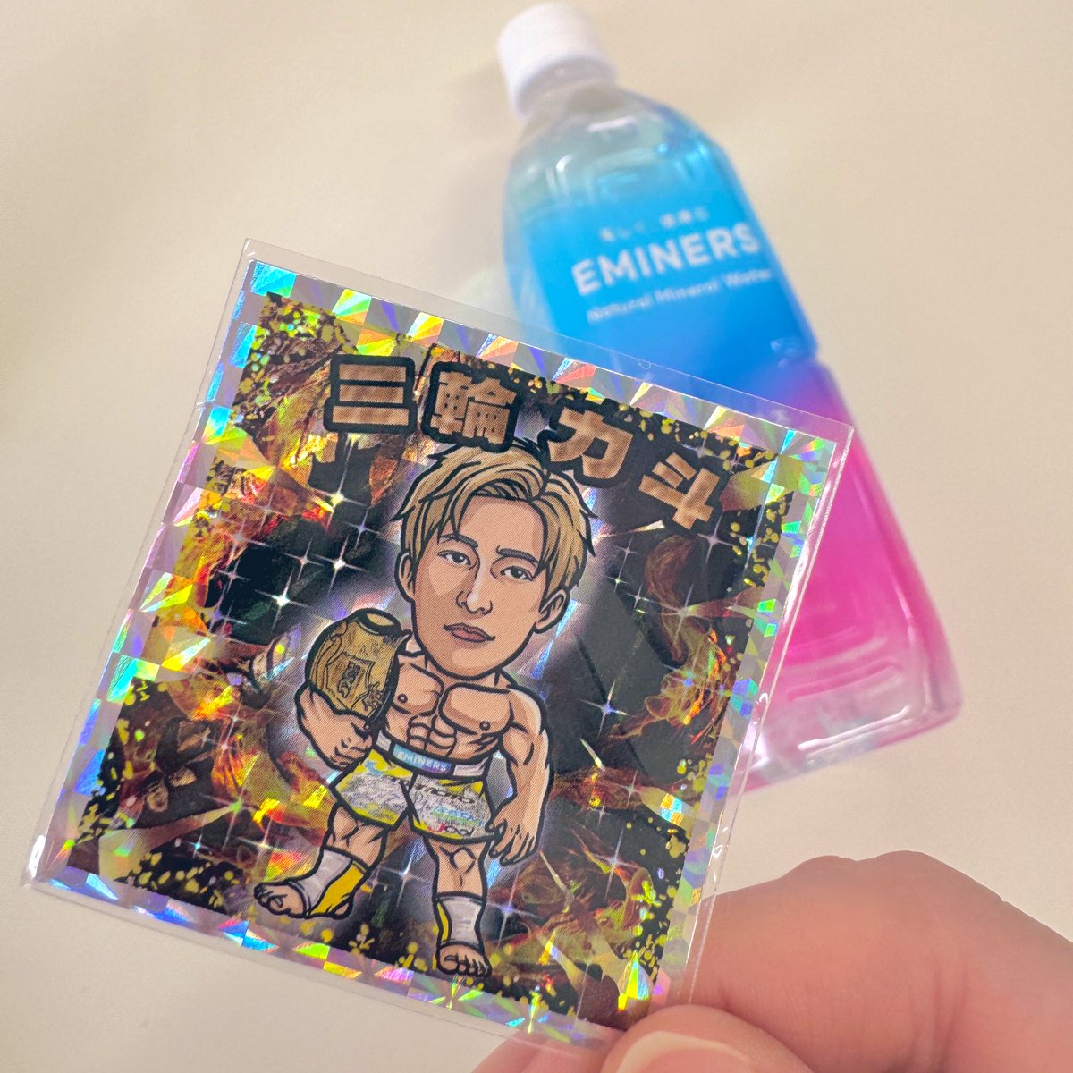 kotohogi_water's tweet photo. おつほぎ〜♨️☁️

先日アツい闘いを魅せてくれた
RKSスーパーフェザー級王者🏆
三輪力斗くんのオリジナルステッカー
いただいちゃいました🤭💛

ｷ���ｯｷﾗのﾑｯｷﾑｷでかっこいい〜！���
（実物の方がイケメンやけど😉💕）
力斗くんありがとう〜！！

午後もがんばるぞ〜💪🔥
#企業公式が毎朝地元の天気を言い合う
