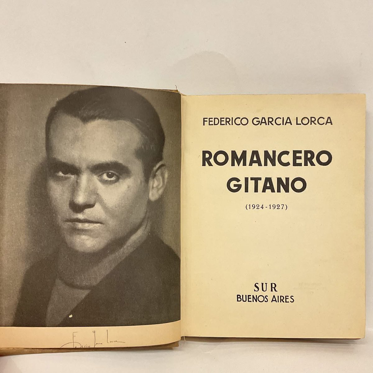 gojauregui's tweet photo. Lo que acaban de ver mis ojos. “Romancero Gitano”, firmado, dedicado y dibujado por Federico García Lorca. https://t.co/pqHiy3wn8A