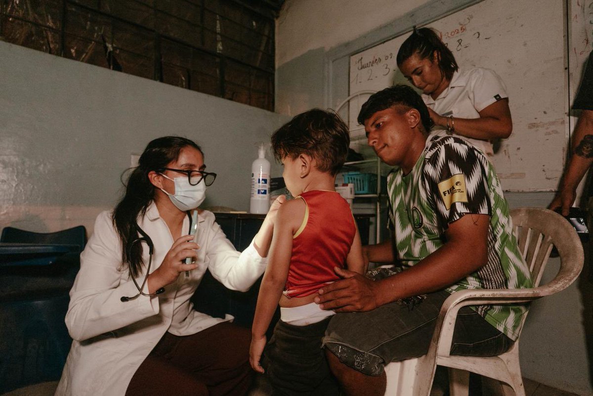 zaidarovira's tweet photo. También visité el albergue donde hoy se encuentran las familias que lo han perdido todo a causa de las lluvias.
Escuché sus historias, verifiqué la atención, la alimentación y aseguré que el acompañamiento social se mantenga mientras superan esta emergencia.

No los vamos a dejar solos.
@DanielNoboaOk 
@Riesgos_Ec 
@DHumanoEc 
@CaroLozanoHaro