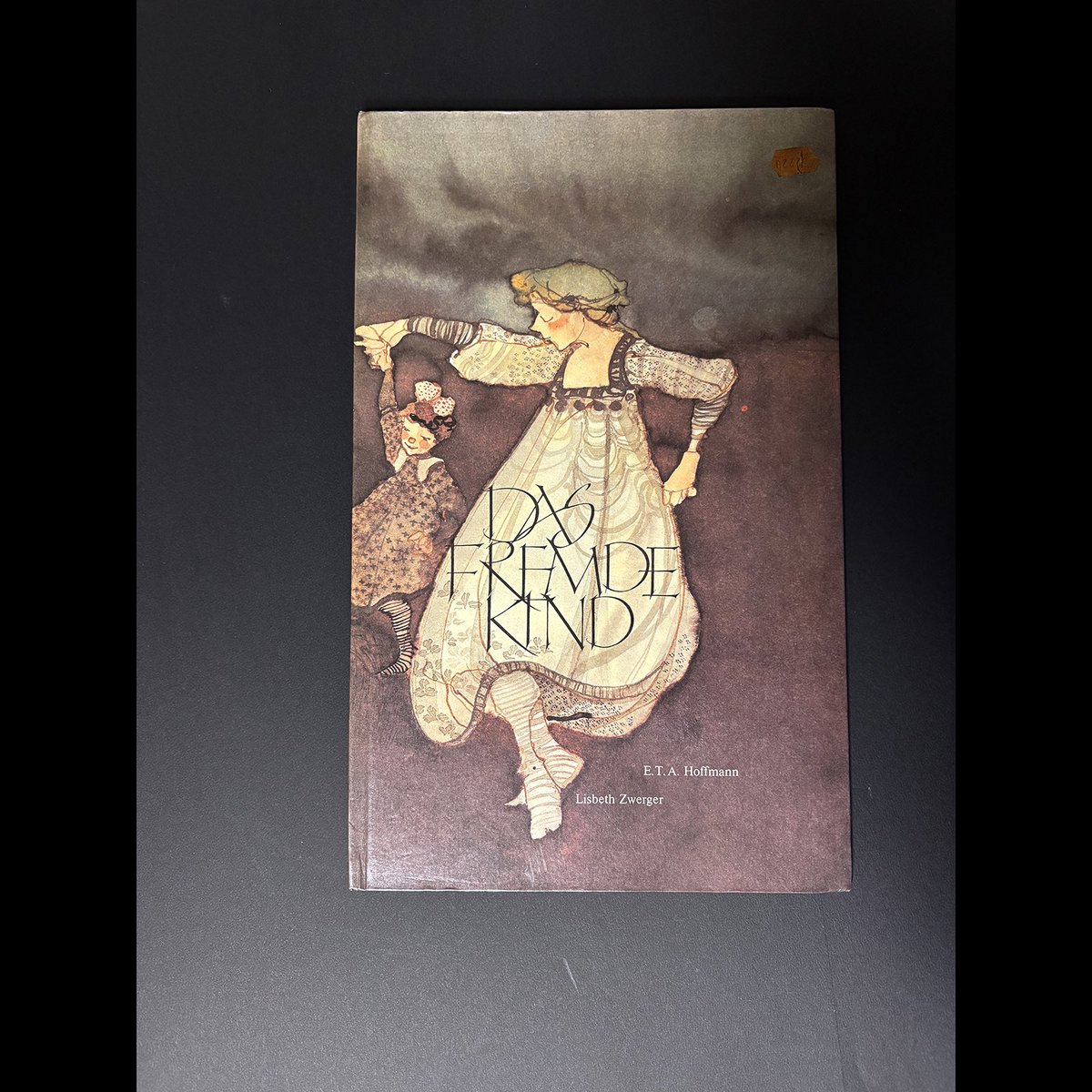 b_yan_nob's tweet photo. 「不思議な子」
古本屋で見つけたドイツの本。
ちょっと哀愁漂う絵柄
絵、リスベート・ツヴェルガー
E.T.Aホフマン作

#lisbethzwerger #dasfremdekind #strangechild https://t.co/yF9GgbeQxE