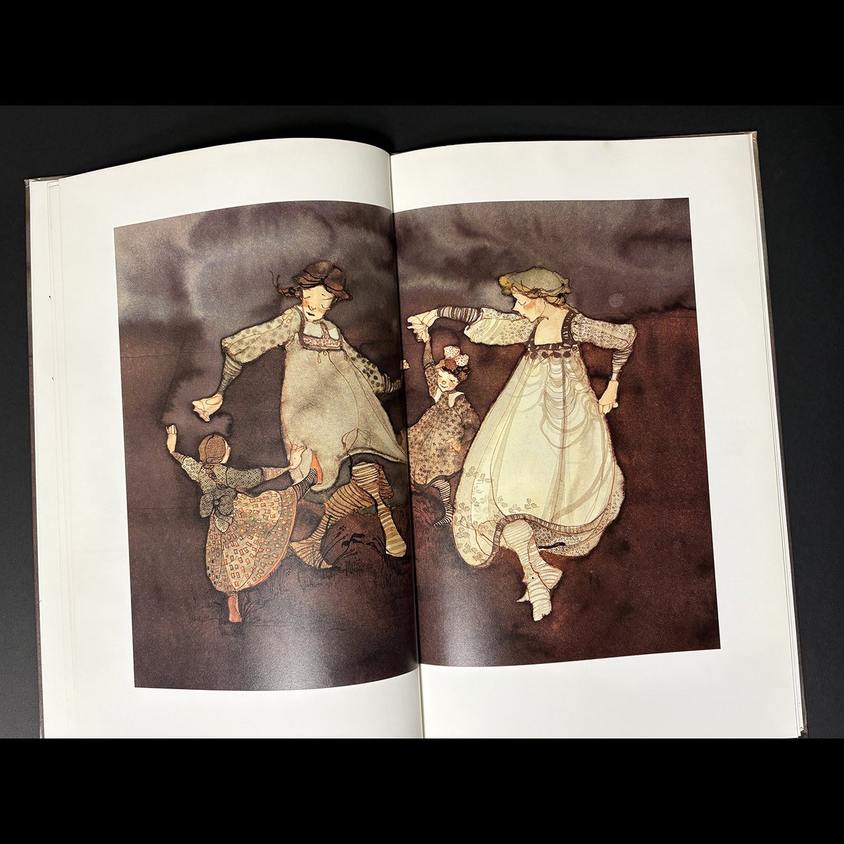 b_yan_nob's tweet photo. 「不思議な子」
古本屋で見つけたドイツの本。
ちょっと哀愁漂う絵柄
絵、リスベート・ツヴェルガー
E.T.Aホフマン作

#lisbethzwerger #dasfremdekind #strangechild https://t.co/yF9GgbeQxE