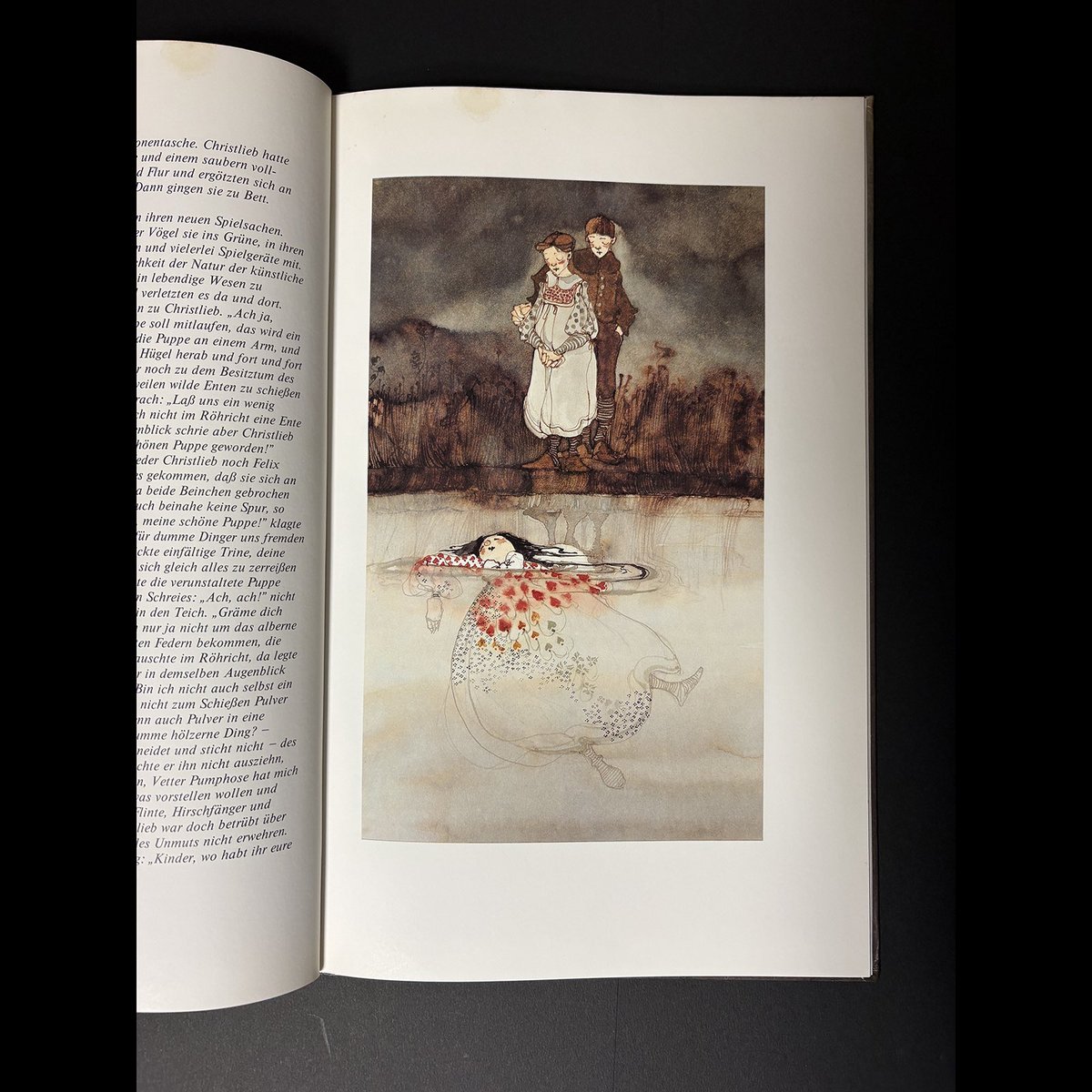 b_yan_nob's tweet photo. 「不思議な子」
古本屋で見つけたドイツの本。
ちょっと哀愁漂う絵柄
絵、リスベート・ツヴェルガー
E.T.Aホフマン作

#lisbethzwerger #dasfremdekind #strangechild https://t.co/yF9GgbeQxE