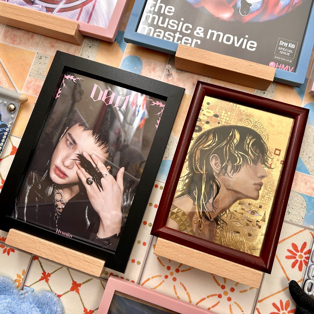 #sobayou さんから送っていただいた
箔押しのヒョンジンポストカードが
本当にステキすぎて…😭✨

ヒョンジンの美しさが
箔押しでさらに引き立っております😭

作品に見合うフォトフレームが欲しい。

どの作品も本当にステキなそばゆーさん
これからの作品も楽しみにしています！