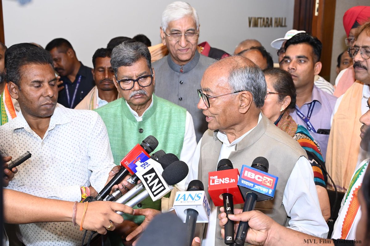 TS_SinghDeo's tweet photo. आज मध्य प्रदेश फाउंडेशन एवं अर्जुन सिंह सद्भावना फाउंडेशन द्वारा आयोजित संगोष्ठी में भाग लेने का अवसर मिला।

यह सेमिनार मध्य प्रदेश के पूर्व मुख्यमंत्री स्व. अर्जुन सिंह जी द्वारा लागू की गई क्रांतिकारी तेंदूपत्ता नीति “मज़दूर से मालिक” पर केंद्रित थी।

पूर्व में तेंदूपत्ता संग्राहकों - विशेषकर आदिवासी को ठेके पर कार्य पर रखा जाता था। अर्जुन सिंह जी ने ऐसी नीति लागू की, जिसके अंतर्गत उन्हें पारिश्रमिक के साथ-साथ तेंदूपत्ता बिक्री से होने वाले लाभ में हिस्सेदारी भी दी गई। इस नीति ने न केवल उनकी आर्थिक स्थिति को मज़बूत किया, बल्कि उनके आत्मसम्मान को भी नई ऊँचाई दी।

इस अवसर पर मुख्य अतिथि श्री दिग्विजय सिंह जी, विशिष्ट अतिथि डॉ चरण दास महंत, श्री भूपेश बघेल जी, श्री दीपक बैज जी तथा श्रीमती गंगा पाटोई जी की गरिमामयी उपस्थिति से कार्यक्रम और भी सार्थक हुआ।

मैं सभी सामाजिक कार्यकर्ताओं एवं छत्तीसगढ़ के विभिन्न क्षेत्रों से आए तेंदूपत्ता संग्राहक साथियों का भी हृदय से धन्यवाद करता हूँ, जिन्होंने इस आयोजन को सफल बनाया।

सामाजिक न्याय और परिवर्तन की दिशा में हम सब मिलकर आगे बढ़ेंगे