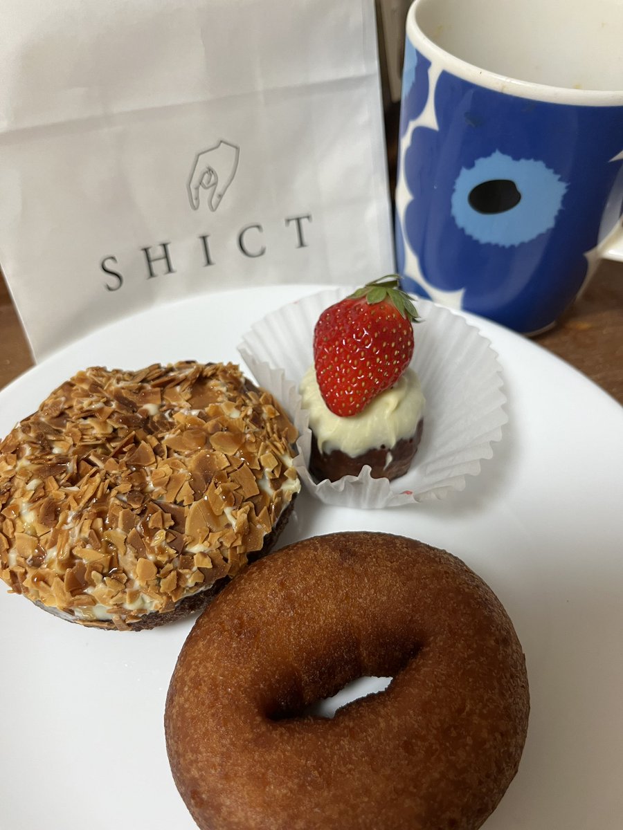 D28rikapi's tweet photo. やっと買えた!
いちご🍓カヌレが可愛い🩷
ドーナツ🍩
キャラメルドーナツとプレーン‼️
美味しかったよー😇
#SHICT #ドーナツ https://t.co/pMyMl20cd7